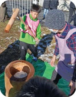 1/3 初蹴り・餅つきを行いました！まさかの雪合戦！の掲載写真・資料